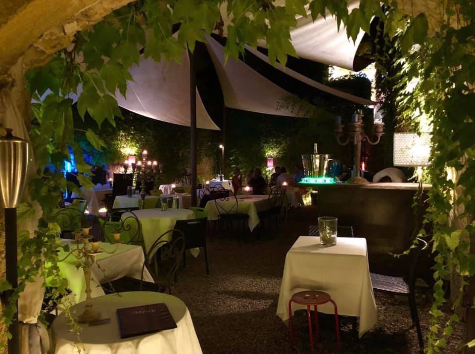 La cour jardin du café de l'Ormeau