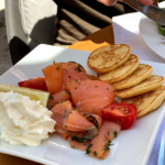 Rosace de saumon mariné au gros sel cafe de lormeau